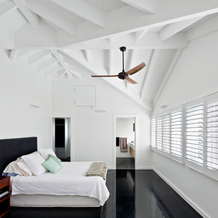 Diseño de dormitorio tipo loft, marinero, de tamaño medio, con paredes blancas y suelo negro