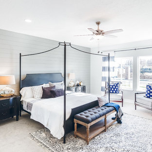 Exemple d'une très grand chambre chic avec un mur gris et un sol beige.