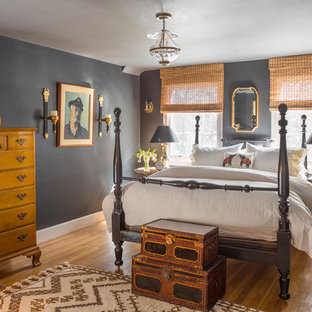Imagen de habitación de invitados costera con paredes grises y suelo de madera en tonos medios