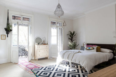 Diseño de dormitorio principal bohemio grande sin chimenea con paredes blancas y moqueta