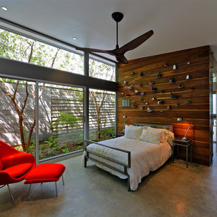 Foto de dormitorio principal, contemporáneo, pequeño, con suelo de cemento