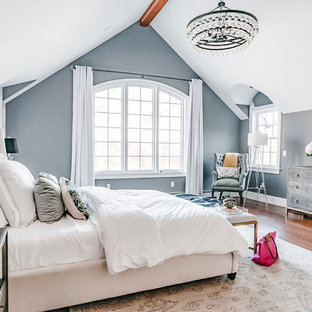 Großes Klassisches Hauptschlafzimmer mit braunem Holzboden, Kamin, Kaminumrandung aus Backstein, braunem Boden und grauer Wandfarbe in Newark