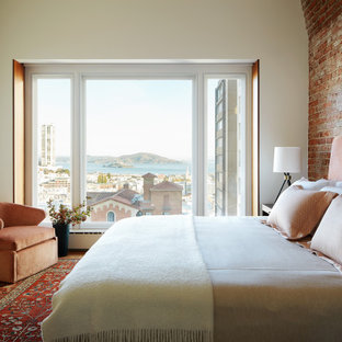 Modernes Schlafzimmer mit weißer Wandfarbe, braunem Holzboden, braunem Boden und Ziegelwänden in San Francisco