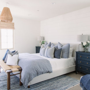 Idee per una camera da letto stile marinaro con pareti bianche, moquette, pavimento grigio e pareti in perlinato