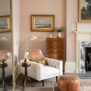 Inspiration för ett stort vintage huvudsovrum, med rosa väggar, heltäckningsmatta, en standard öppen spis, en spiselkrans i trä och grönt golv