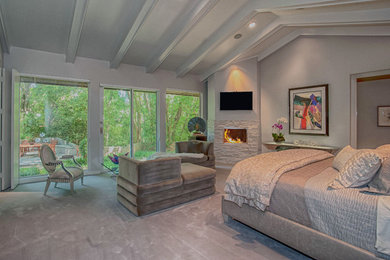 ダラスにある広いトラディショナルスタイルのおしゃれな主寝室 (グレーの壁、カーペット敷き、標準型暖炉、石材の暖炉まわり)