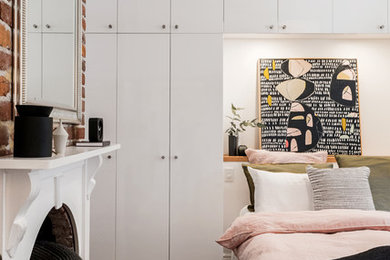 パースにある小さなエクレクティックスタイルのおしゃれな主寝室 (白い壁、濃色無垢フローリング、茶色い床、標準型暖炉) のレイアウト