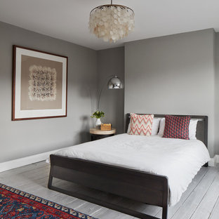 Foto di una camera da letto minimal con pareti grigie, pavimento in legno verniciato e pavimento grigio