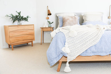 Пример оригинального дизайна: спальня в скандинавском стиле с белыми стенами, ковровым покрытием и бежевым полом