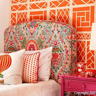 Imagen de dormitorio bohemio, de tamaño medio, con parades naranjas y moqueta