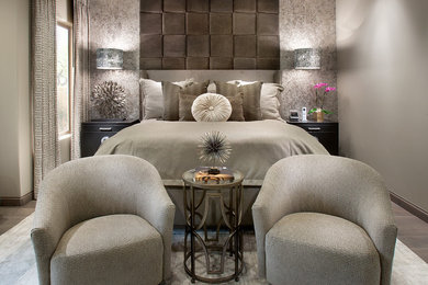 フェニックスにある広いコンテンポラリースタイルのおしゃれな主寝室 (グレーの壁、濃色無垢フローリング) のレイアウト