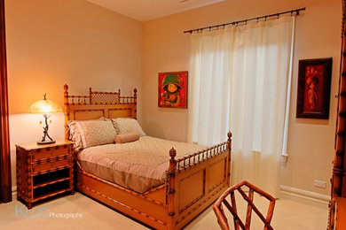 Diseño de habitación de invitados rural de tamaño medio con paredes beige y moqueta