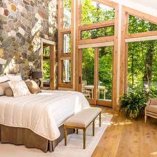 Esempio di una camera da letto rustica con pareti bianche, parquet chiaro e pavimento beige