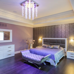 Diseño de dormitorio principal, contemporáneo, grande, sin chimenea, con paredes púrpuras, suelo de madera oscura y suelo violeta