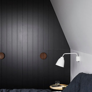Foto de dormitorio principal, contemporáneo, de tamaño medio, con paredes negras y moqueta