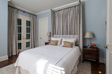 Foto de dormitorio principal clásico renovado con paredes azules, suelo de madera en tonos medios y suelo marrón