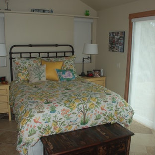 Diseño de dormitorio principal, marinero, pequeño, sin chimenea, con paredes beige y suelo de travertino