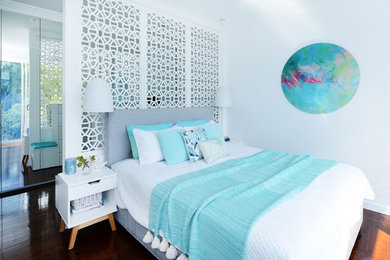 Mittelgroßes Maritimes Hauptschlafzimmer ohne Kamin mit weißer Wandfarbe, braunem Boden und dunklem Holzboden in Sydney