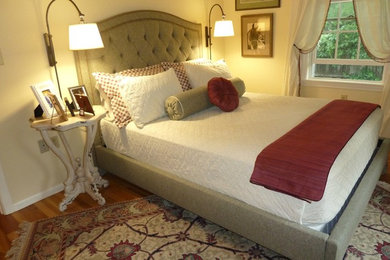 ボストンにある小さなトラディショナルスタイルのおしゃれな寝室