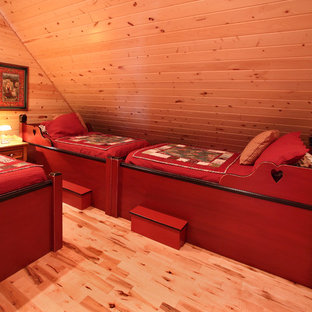 Diseño de dormitorio tipo loft, rural, pequeño, con paredes marrones y suelo de madera clara