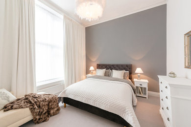 Источник вдохновения для домашнего уюта: хозяйская спальня среднего размера в стиле модернизм с разноцветными стенами и ковровым покрытием