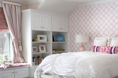 ニューヨークにある中くらいなトランジショナルスタイルのおしゃれな客用寝室 (ピンクの壁、カーペット敷き、暖炉なし、照明) のインテリア