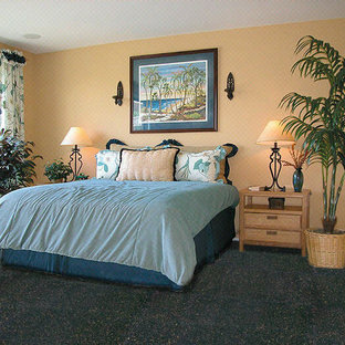 Diseño de habitación de invitados tropical, de tamaño medio, con paredes beige y suelo de corcho