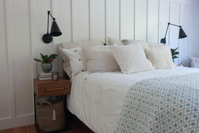 Foto de dormitorio principal campestre de tamaño medio con paredes blancas y suelo de madera en tonos medios
