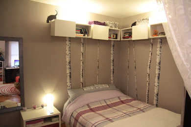 Imagen de dormitorio tipo loft moderno pequeño con paredes grises y suelo de madera clara