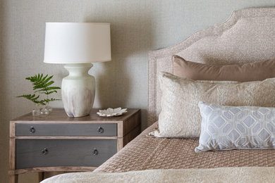 Стильный дизайн: хозяйская спальня среднего размера в современном стиле с серыми стенами, ковровым покрытием и бежевым полом - последний тренд