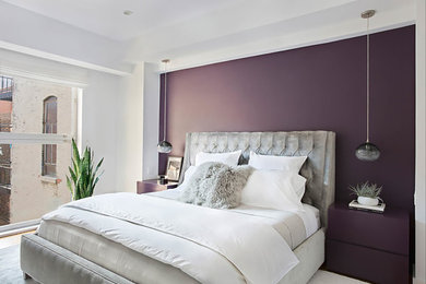 ニューヨークにある小さなコンテンポラリースタイルのおしゃれな客用寝室 (紫の壁) のインテリア