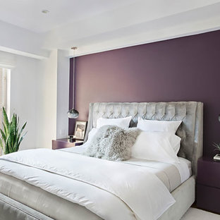 Foto de habitación de invitados actual, pequeña, con paredes púrpuras