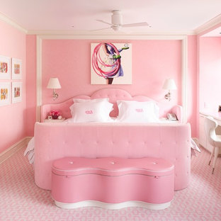 Bild på ett funkis sovrum, med rosa väggar, heltäckningsmatta och rosa golv