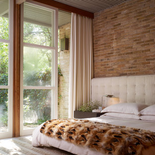 Foto de dormitorio principal, retro, de tamaño medio, sin chimenea, con moqueta, paredes rojas y suelo beige