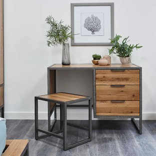Modelo de dormitorio principal, urbano, de tamaño medio, sin chimenea, con paredes grises, suelo de linóleo y suelo gris
