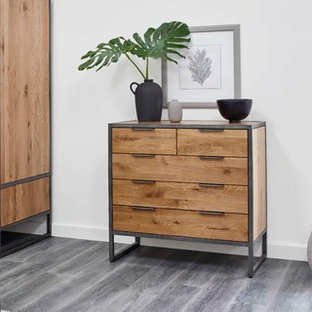 Diseño de dormitorio principal, urbano, de tamaño medio, sin chimenea, con paredes grises, suelo de linóleo y suelo gris