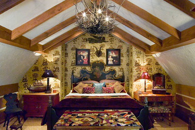 ボストンにあるエクレクティックスタイルのおしゃれな寝室 (マルチカラーの壁、カーペット敷き、暖炉なし)