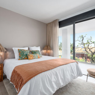 Diseño de dormitorio mediterráneo, sin chimenea, con paredes beige y suelo beige