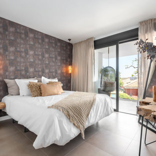 Foto de dormitorio mediterráneo, sin chimenea, con paredes multicolor y suelo beige
