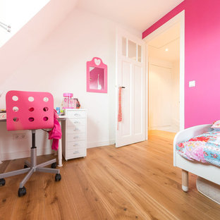 Foto de dormitorio tipo loft, clásico, pequeño, con paredes rosas y suelo de madera clara