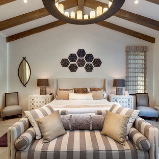 Großes Mediterranes Hauptschlafzimmer mit weißer Wandfarbe, Kalkstein und grauem Boden in Sonstige