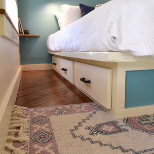 Kleines Maritimes Schlafzimmer im Loft-Style mit blauer Wandfarbe, Laminat und braunem Boden in Hawaii