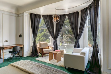 サンフランシスコにある小さなトランジショナルスタイルのおしゃれな主寝室 (白い壁、カーペット敷き、緑の床、黒いカーテン) のレイアウト