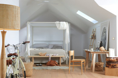 Пример оригинального дизайна: хозяйская спальня в белых тонах с отделкой деревом в скандинавском стиле с белыми стенами, паркетным полом среднего тона и кроватью в нише