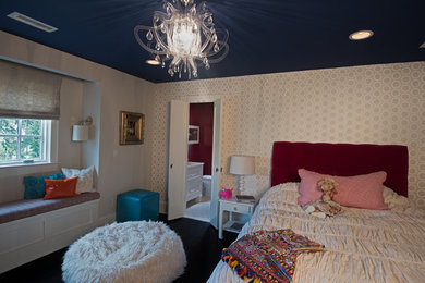 Modelo de dormitorio clásico renovado de tamaño medio sin chimenea con paredes grises, suelo de madera oscura y suelo marrón