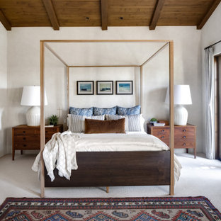 Modelo de dormitorio principal, mediterráneo, grande, sin chimenea, con paredes blancas, moqueta y suelo blanco