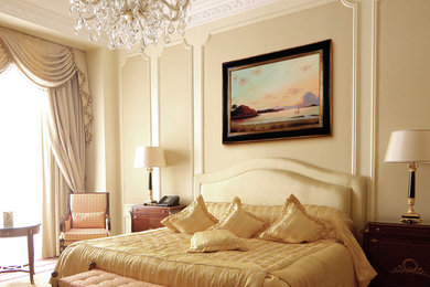 Immagine di una camera da letto tradizionale