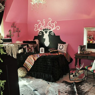 Imagen de habitación de invitados bohemia, de tamaño medio, sin chimenea, con paredes rosas y moqueta