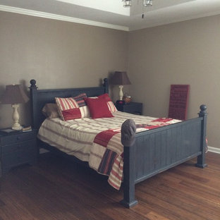 Modelo de dormitorio principal, rural, grande, con paredes beige y suelo de bambú