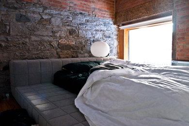 モントリオールにある小さなインダストリアルスタイルのおしゃれな主寝室のインテリア